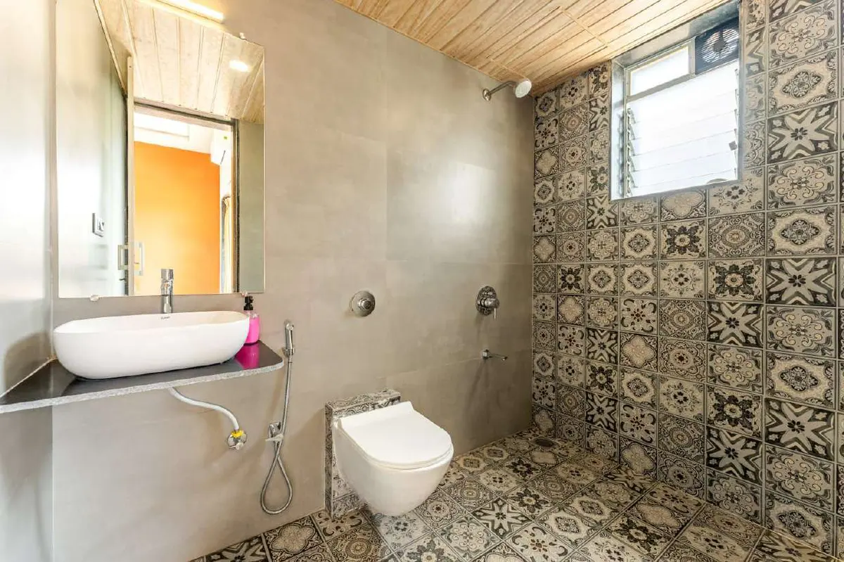Modern bathroom in Shuubh Kaustubh 5BHK Villa, a 5 BHK villa in Lonavala on rent