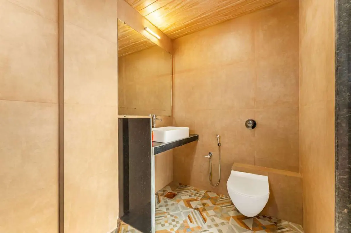 Modern bathroom in Shuubh Kaustubh 5BHK Villa, a 5 BHK villa in Lonavala on rent