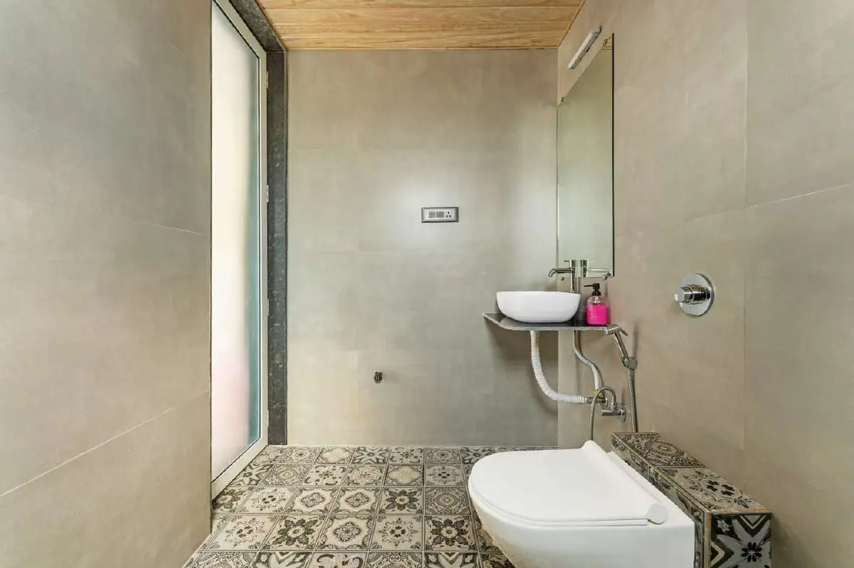 Modern bathroom in Shuubh Kaustubh 5BHK Villa, a 5 BHK villa in Lonavala on rent