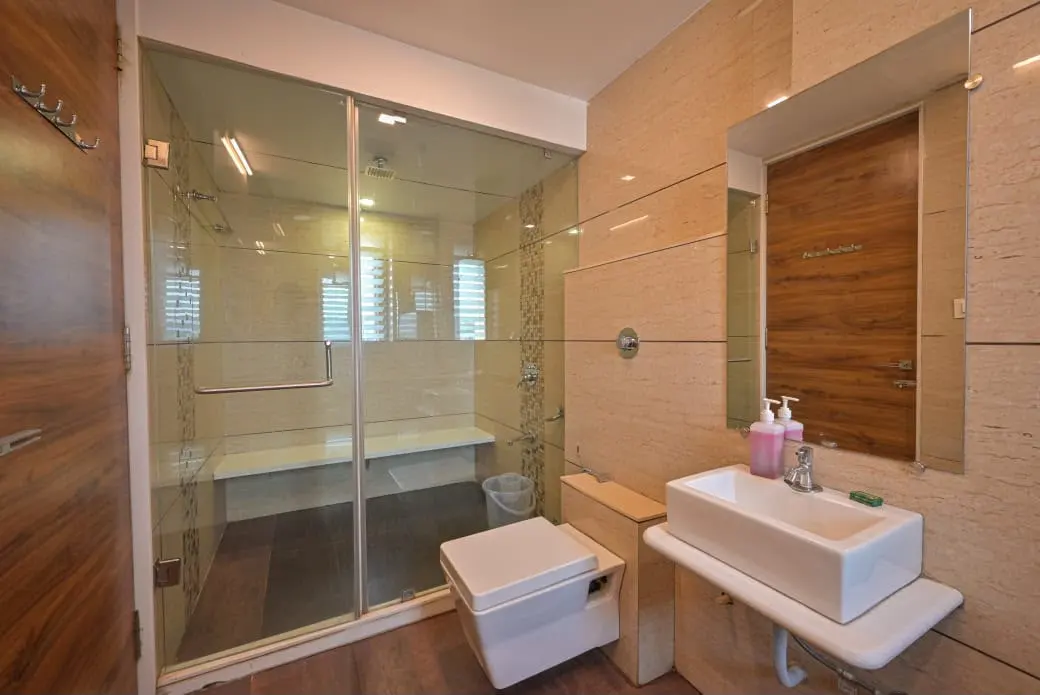 Modern bathroom in Shuubh Mountain Amber 5BHK Villa, a 5 BHK villa in Lonavala on rent