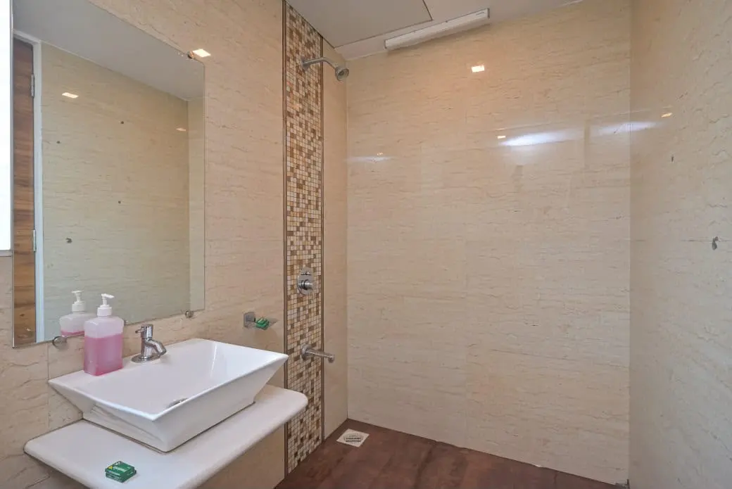 Modern bathroom in Shuubh Mountain Amber 5BHK Villa, a 5 BHK villa in Lonavala on rent