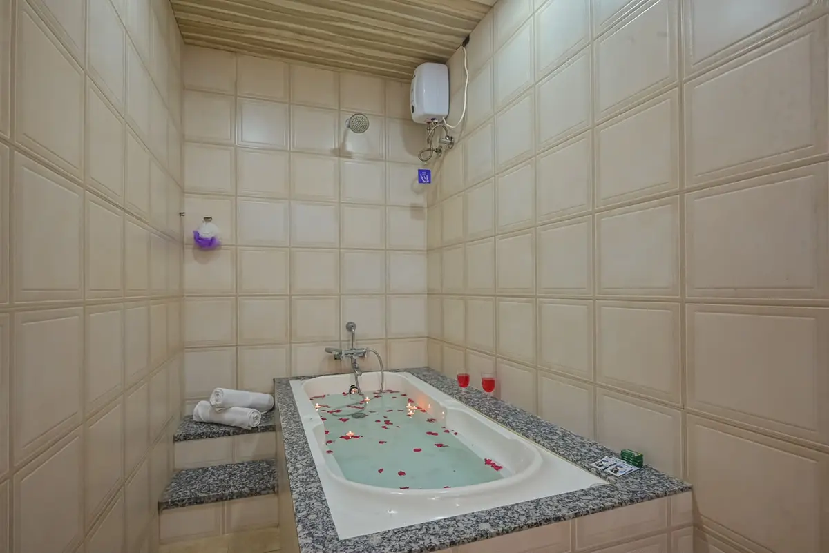 Modern bathroom in Shuubh Mountain Nest 6BHK Villa, a 6 BHK villa in Lonavala on rent