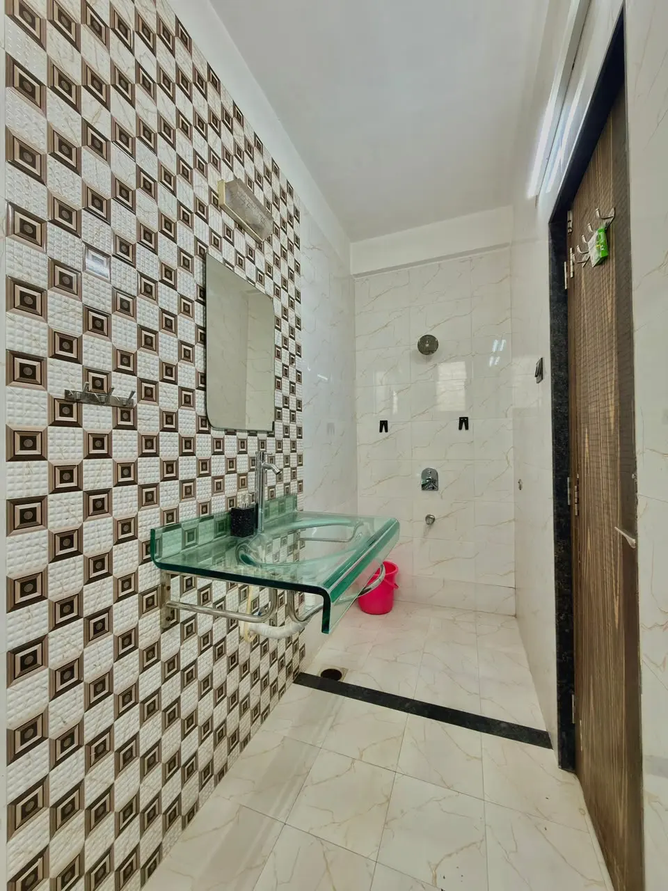Modern bathroom in Shuubh Star 4BHK Villa, a 4 BHK villa in Lonavala on rent