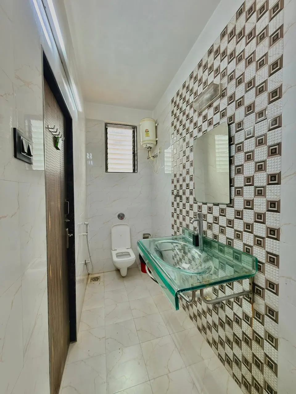 Modern bathroom in Shuubh Star 4BHK Villa, a 4 BHK villa in Lonavala on rent