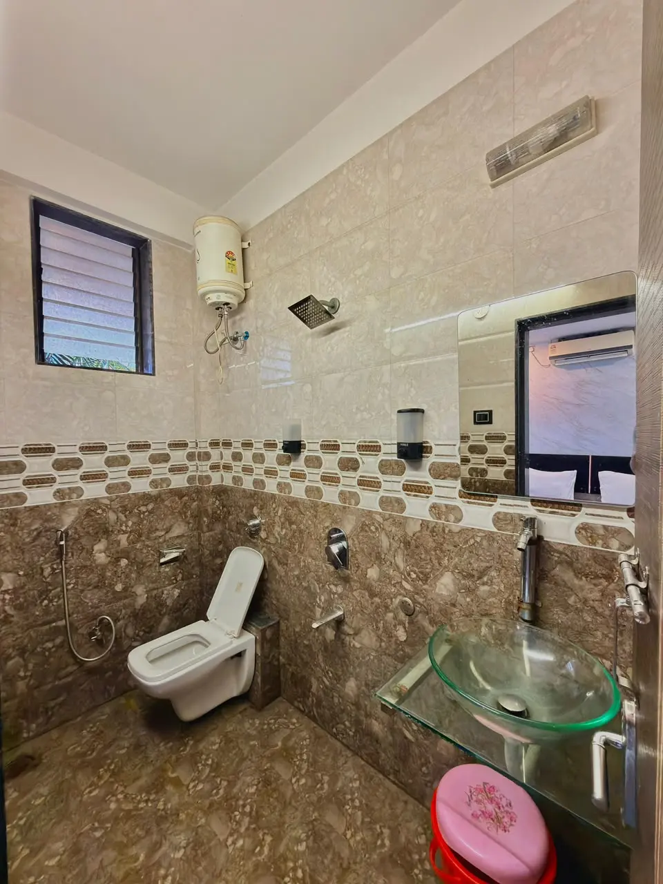 Modern bathroom in Shuubh Star 4BHK Villa, a 4 BHK villa in Lonavala on rent