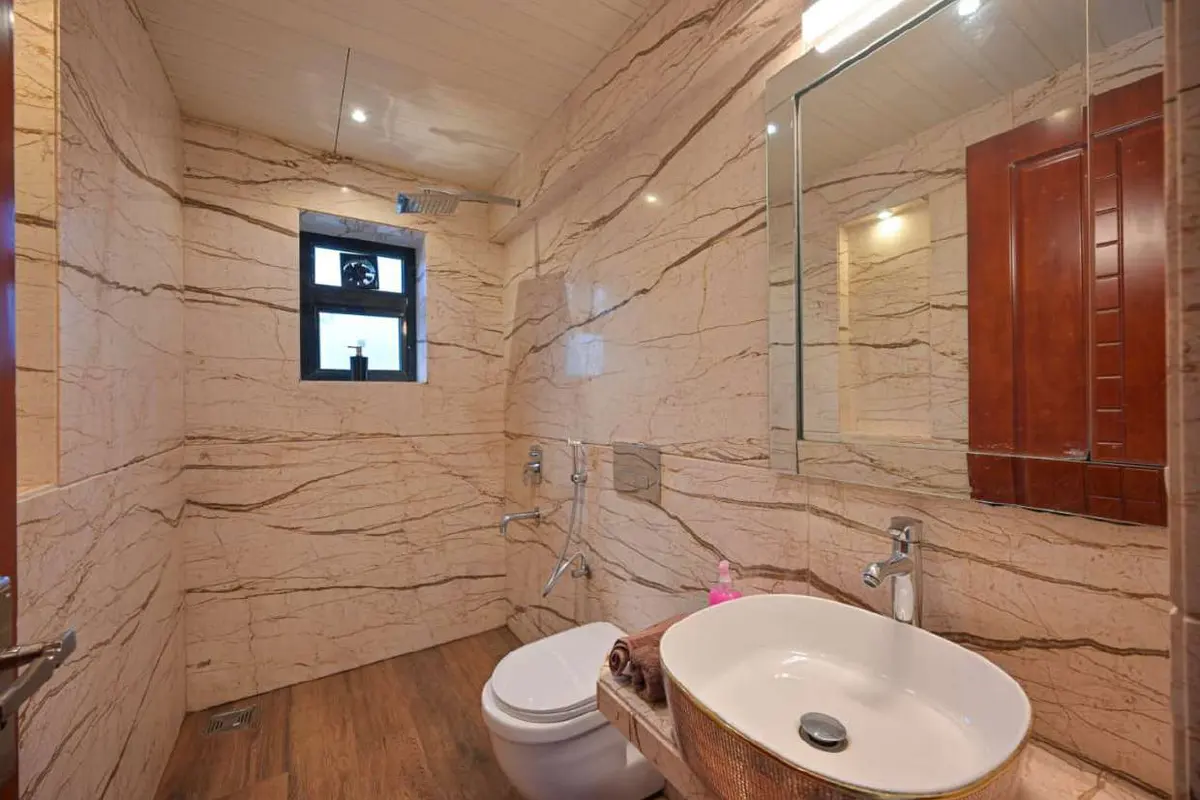 Modern bathroom in Shuubh Staycation 3BHK Villa, a 3 BHK villa in Lonavala on rent